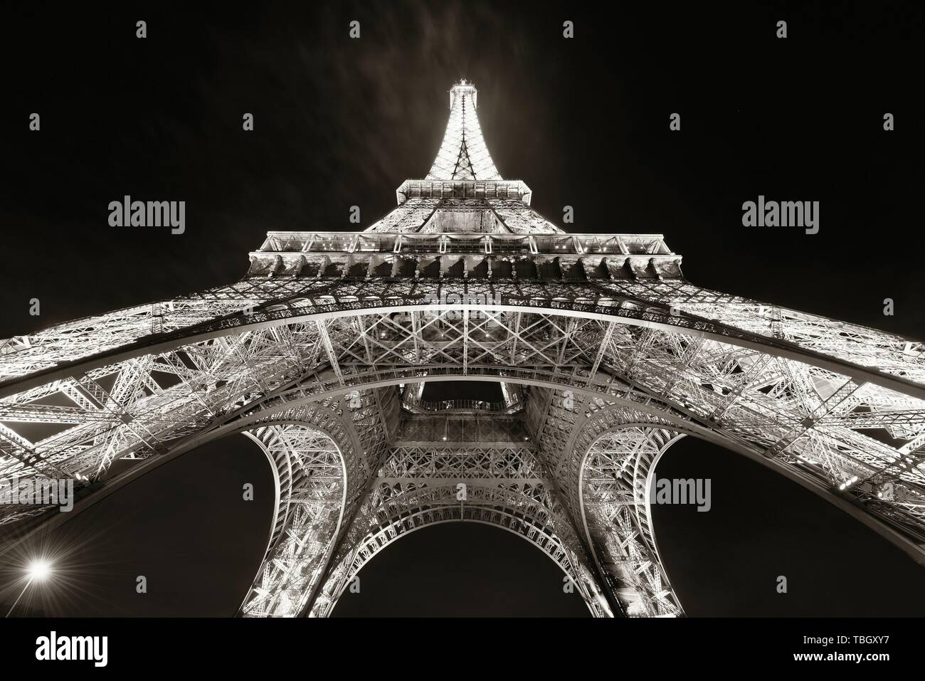 PARIS, FRANCE - Le 13 mai : Eiffel Tower at night le 13 mai 2015 à Paris. C'est le plus visité payé au monde avec 250 millions de visiteurs annuels. Banque D'Images