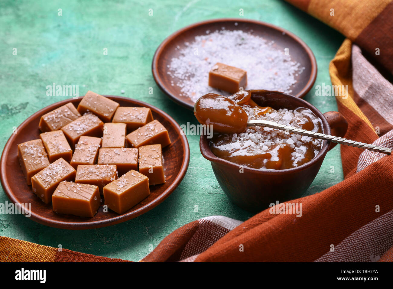 Avec les bonbons au caramel salé sur un fond de couleur Banque D'Images