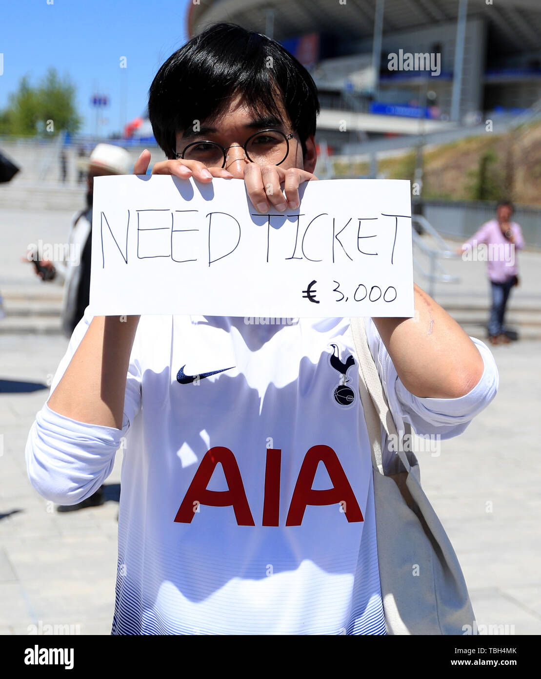 Un fan de Tottenham offrant de payer 3000 euros pour un billet avant la finale de la Ligue des champions à l'Estadio Metropolitano, Madrid. Banque D'Images