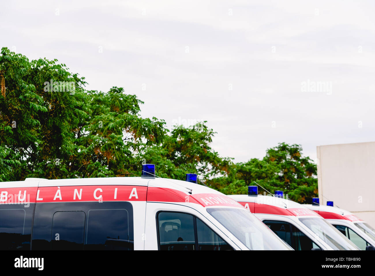 Valencia, Espagne - 25 mai 2019 : Les Ambulances en attente à la porte d'urgence d'un hôpital pour aider en cas d'urgence. Banque D'Images