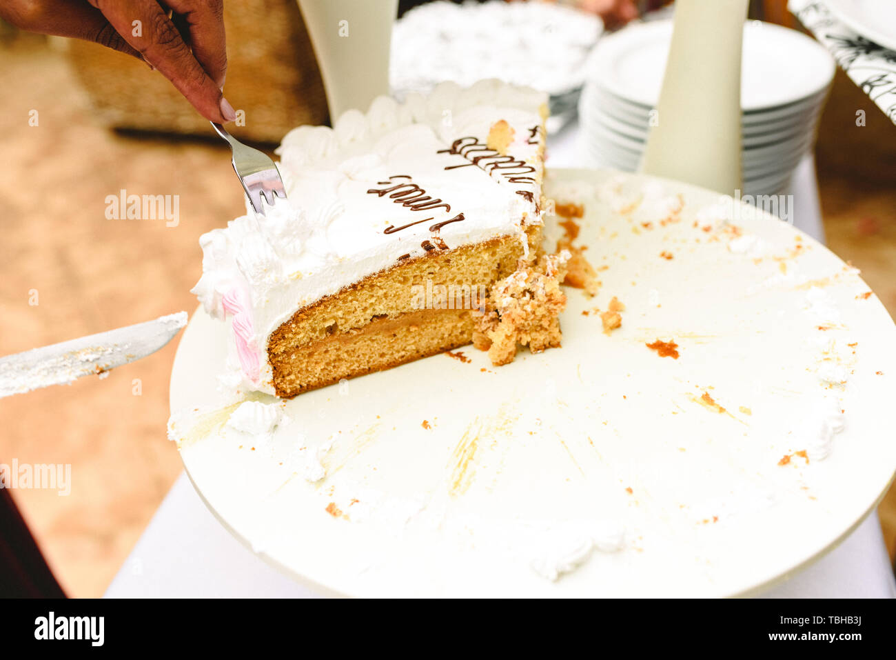 Tranches de gâteau de noce savoureux et amusant. Banque D'Images