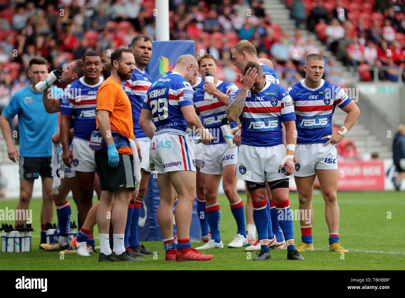 Wakefield Trinity's Danny Brough et son équipe seront abattus lors de la Challenge Cup quart finale au stade totalement méchants, St Helens. Banque D'Images