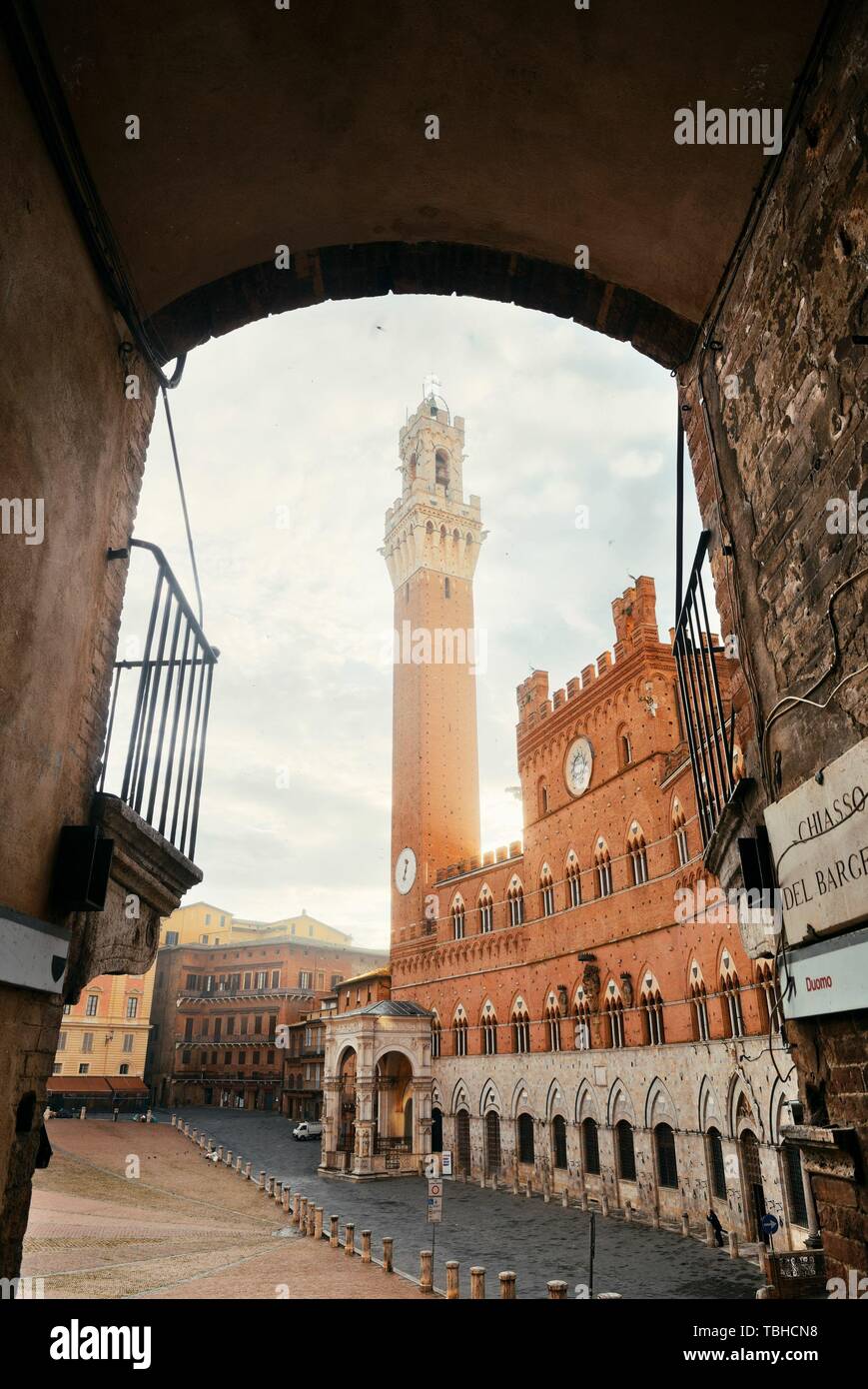 Clocher de l'Hôtel de ville vue de l'arche à Sienne en Italie. Banque D'Images
