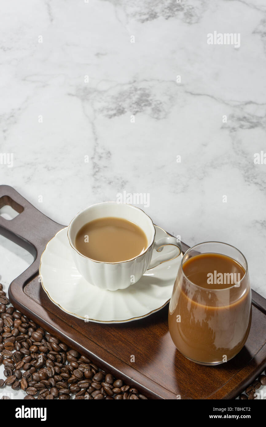 Le café et les grains de café sur la table Banque D'Images