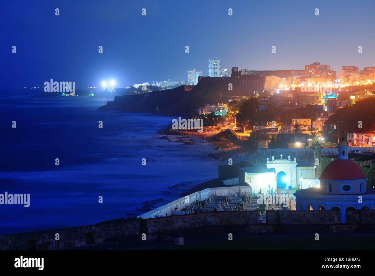 Le vieux San Juan vue sur l'océan de nuit avec des bâtiments Banque D'Images