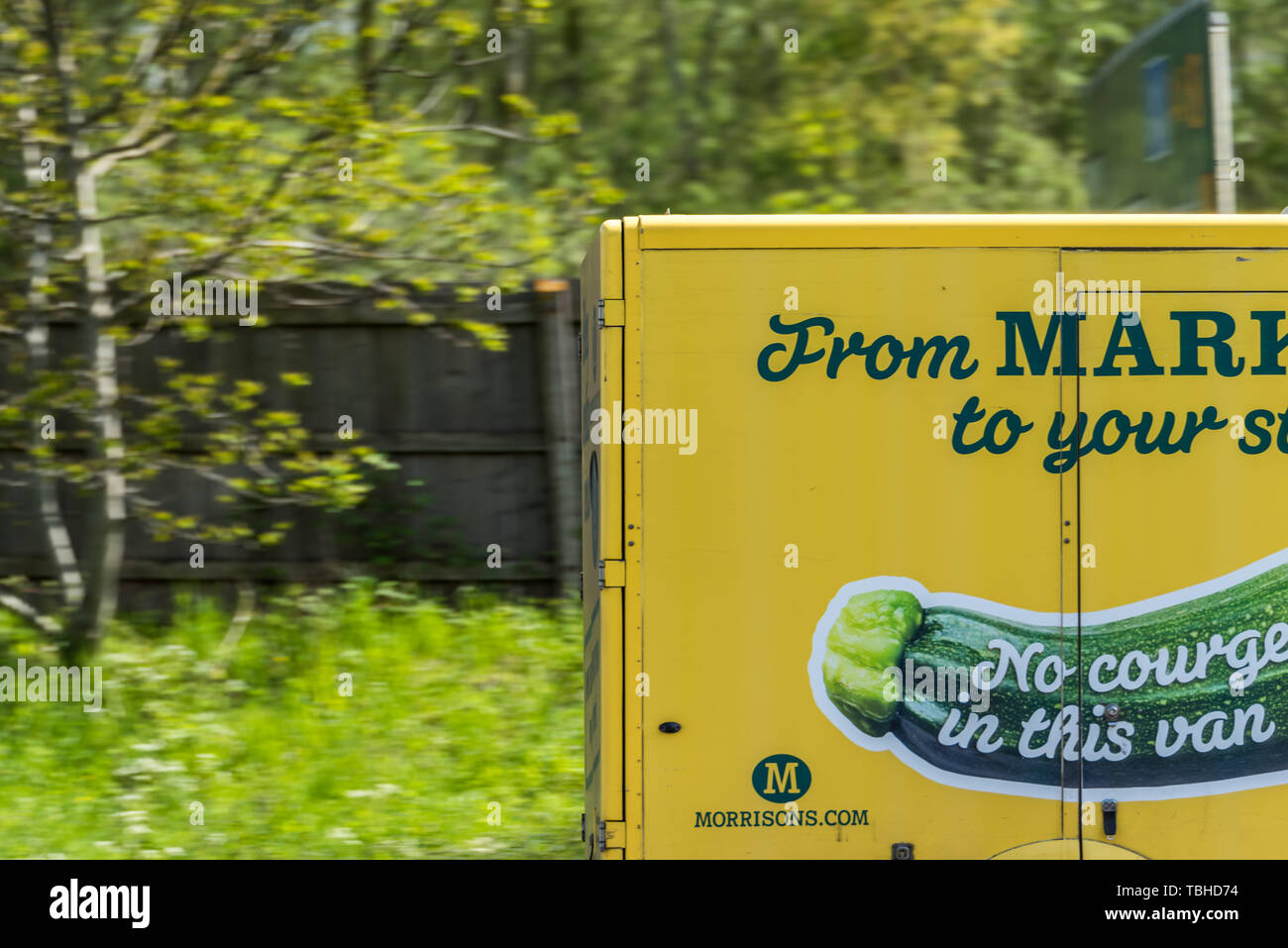 Northampton, Royaume-Uni - 10 mai 2019 : livraison à domicile de Van Morrison sur uk autoroute en accéléré. Banque D'Images