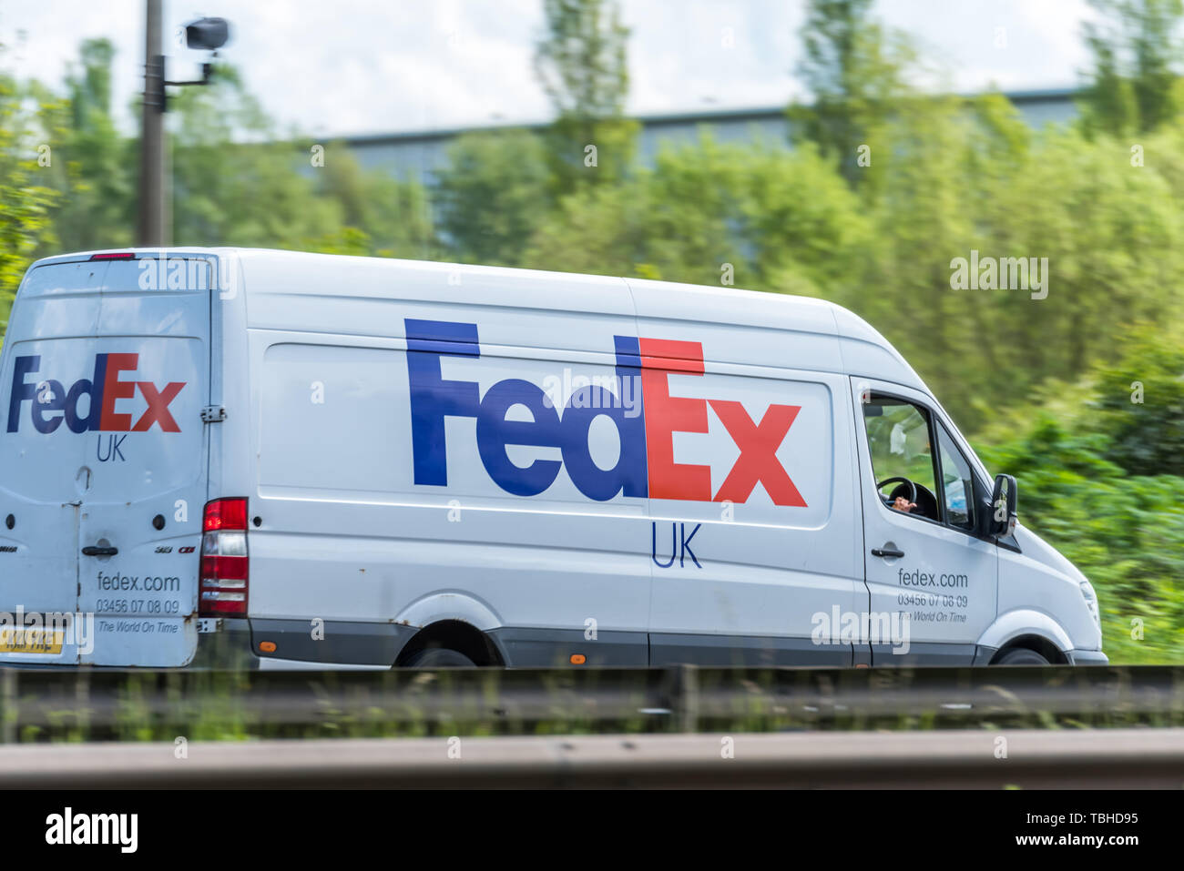 Northampton, Royaume-Uni - 10 mai 2019 : fedex uk delivery van sur l'autoroute britannique en mouvement Banque D'Images