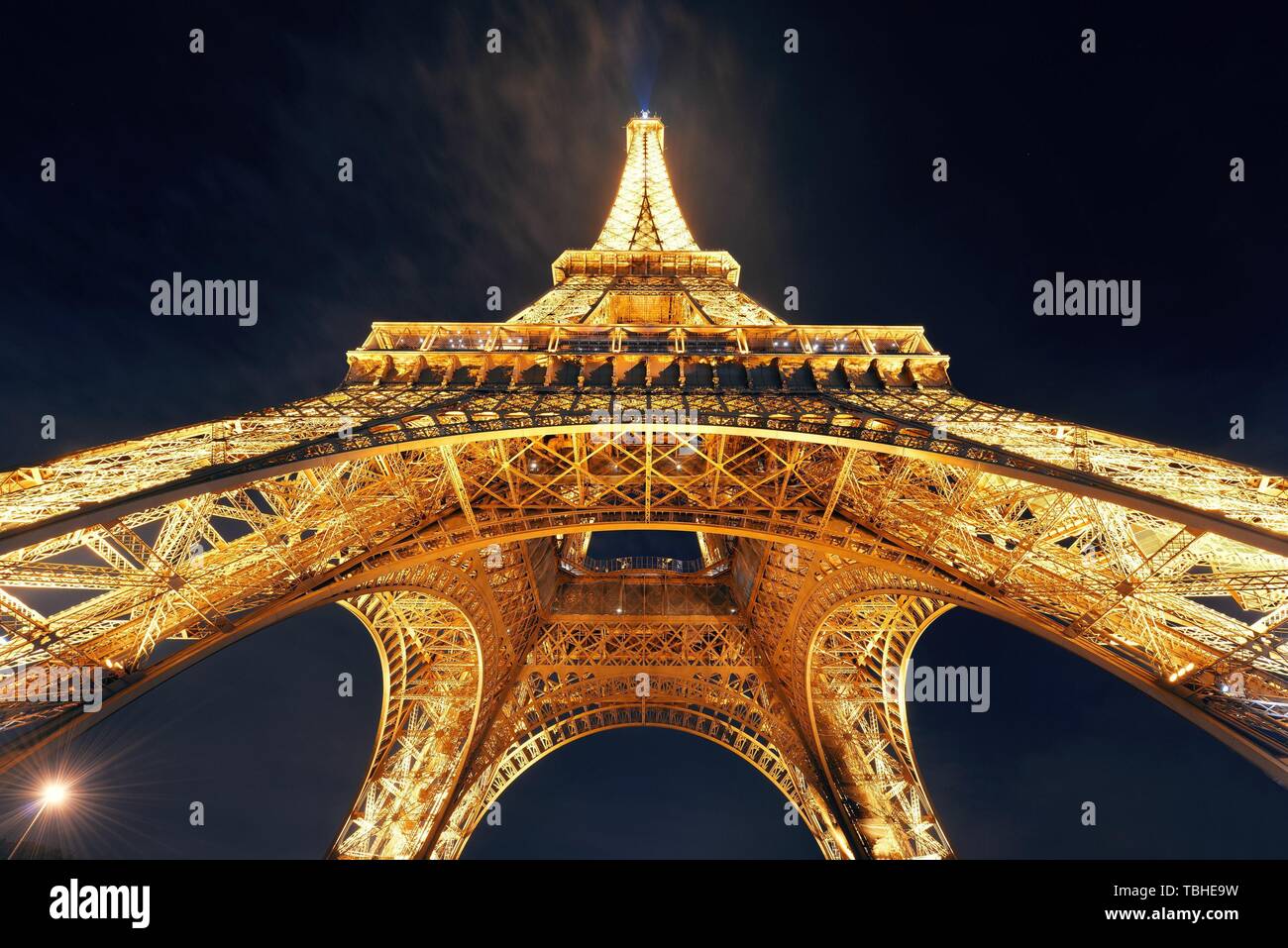 PARIS, FRANCE - Le 13 mai : Eiffel Tower at night le 13 mai 2015 à Paris. C'est le plus visité payé au monde avec 250 millions de visiteurs annuels. Banque D'Images