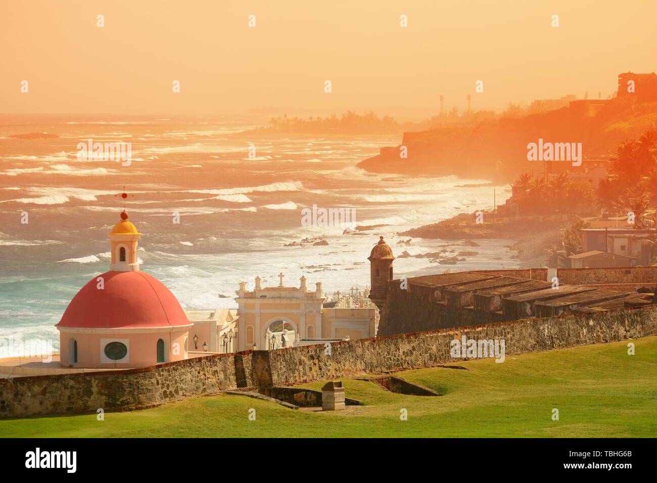 Le vieux San Juan vue mer avec des bâtiments dans ton rouge Banque D'Images