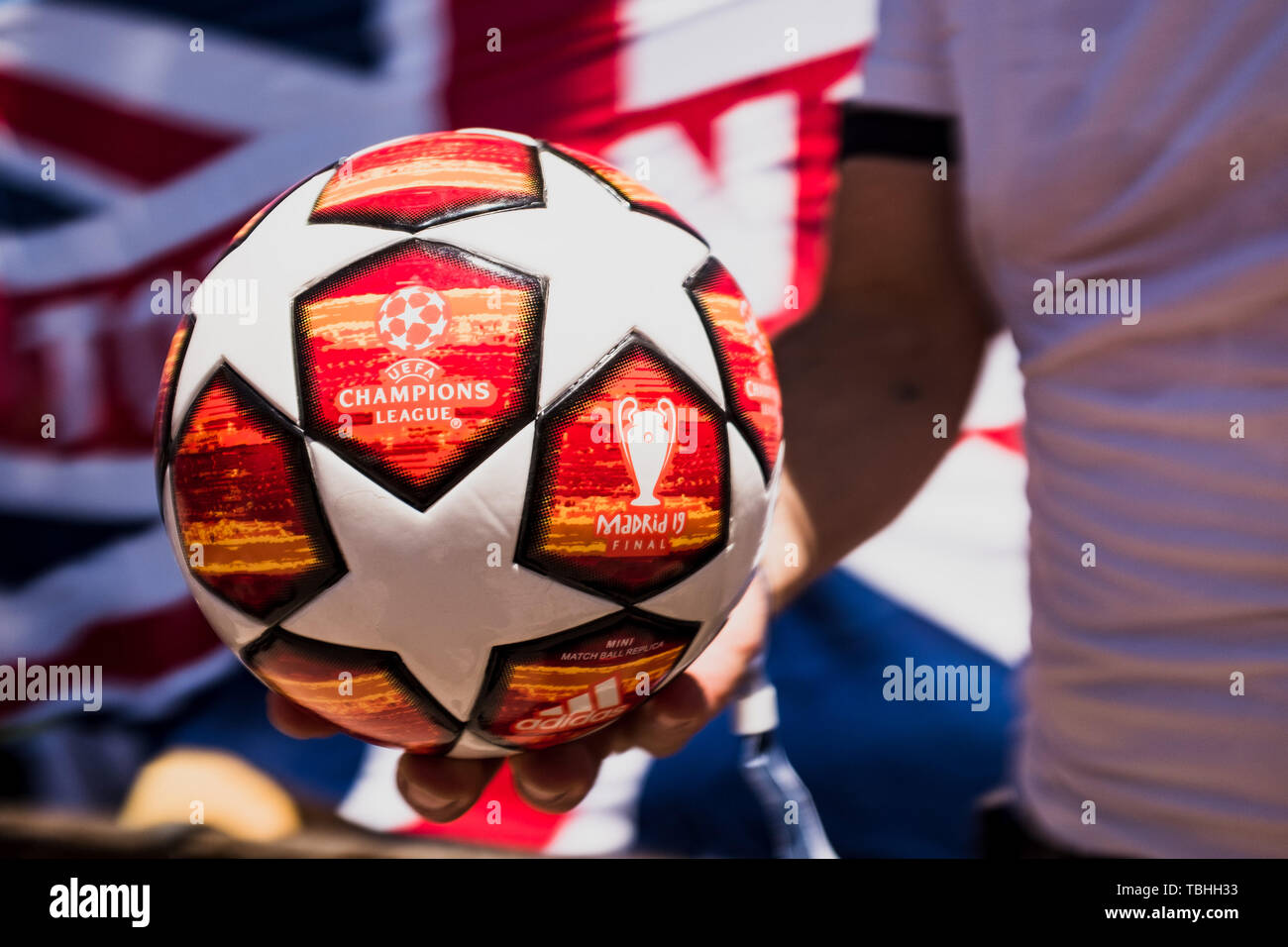 Une balle de la Ligue des Champions avec un drapeau britannique dans l'arrière-plan. Madrid accueille la finale de la Ligue des Champions entre Liverpool et Tottenham Hotspur à l'Wanda Metropolitano Stadium. Banque D'Images