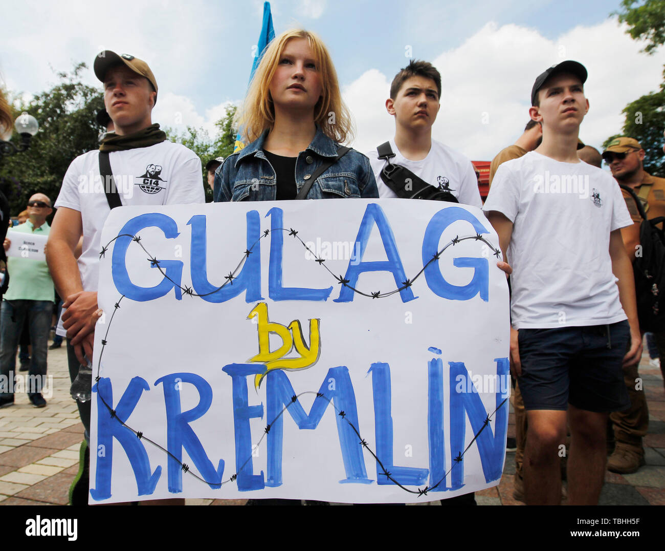 Un militant est titulaire d'un des pancartes lors de la Liberté au Kremlin mars prisonniers à Kiev. Des militants et des proches des Ukrainiens, qui ont été capturés et condamnés par la Russie l'Ukraine demande puissance et le Président ukrainien Volodymyr Zelensky à accroître leurs efforts de libération de prisonniers ukrainiens emprisonnés en Russie, en Crimée et dans la commande par le séparatistes pro-Russes en Ukraine orientale. Selon des militants, 250 prisonniers ukrainiens emprisonnés en tout : 98 prisonniers politiques ukrainiens du Kremlin, 120 prisonniers militaires et civils de l'Ukraine à l'Est de l'Ukraine, Ukrainien 24 Banque D'Images