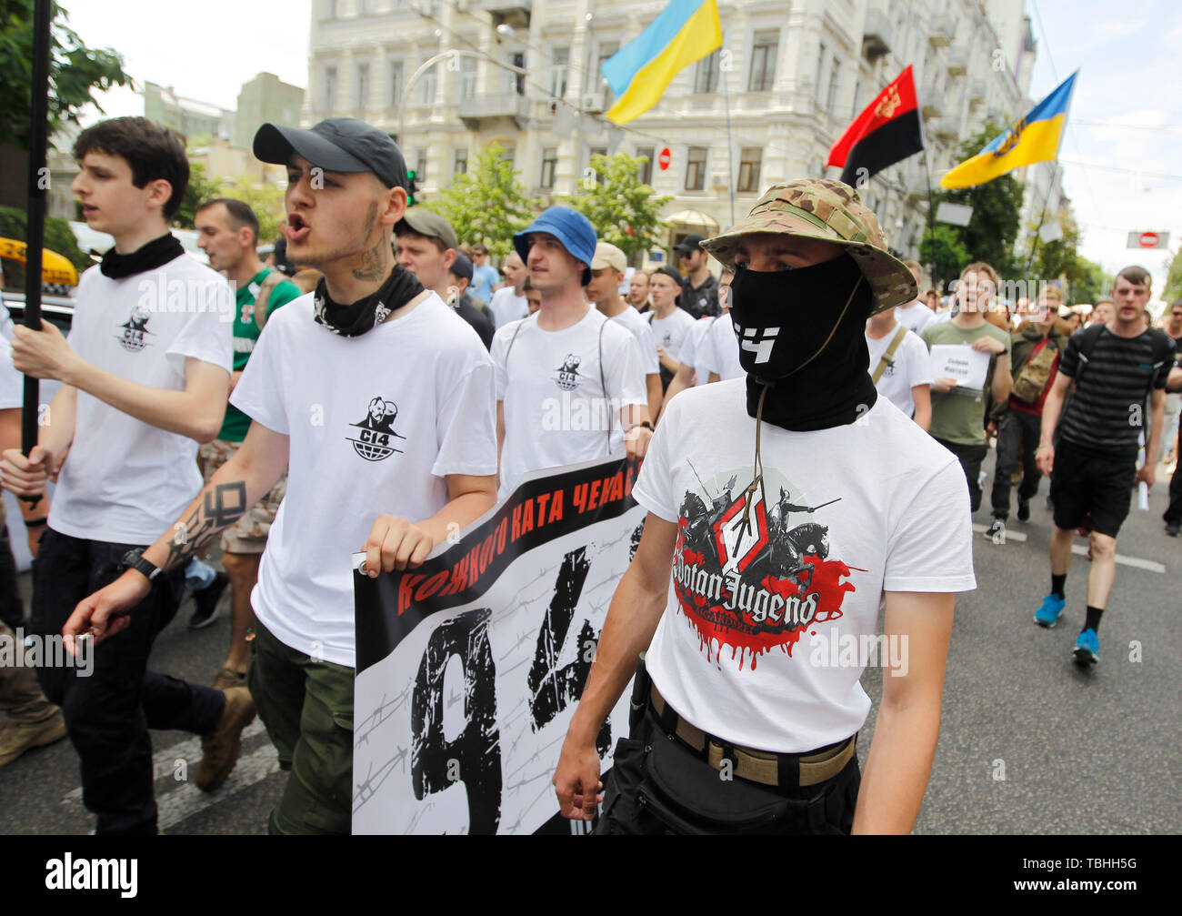 Un militant crie des slogans pendant la Liberté au Kremlin mars prisonniers à Kiev. Des militants et des proches des Ukrainiens, qui ont été capturés et condamnés par la Russie l'Ukraine demande puissance et le Président ukrainien Volodymyr Zelensky à accroître leurs efforts de libération de prisonniers ukrainiens emprisonnés en Russie, en Crimée et dans la commande par le séparatistes pro-Russes en Ukraine orientale. Selon des militants, 250 prisonniers ukrainiens emprisonnés en tout : 98 prisonniers politiques ukrainiens du Kremlin, 120 prisonniers militaires et civils de l'Ukraine à l'Est de l'Ukraine, Ukrainien 24 sa Banque D'Images