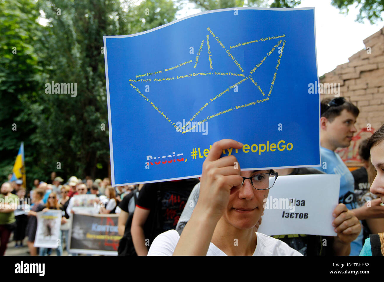 Un militant est titulaire d'un des pancartes lors de la Liberté au Kremlin mars prisonniers à Kiev. Des militants et des proches des Ukrainiens, qui ont été capturés et condamnés par la Russie l'Ukraine demande puissance et le Président ukrainien Volodymyr Zelensky à accroître leurs efforts de libération de prisonniers ukrainiens emprisonnés en Russie, en Crimée et dans la commande par le séparatistes pro-Russes en Ukraine orientale. Selon des militants, 250 prisonniers ukrainiens emprisonnés en tout : 98 prisonniers politiques ukrainiens du Kremlin, 120 prisonniers militaires et civils de l'Ukraine à l'Est de l'Ukraine, Ukrainien 24 Banque D'Images