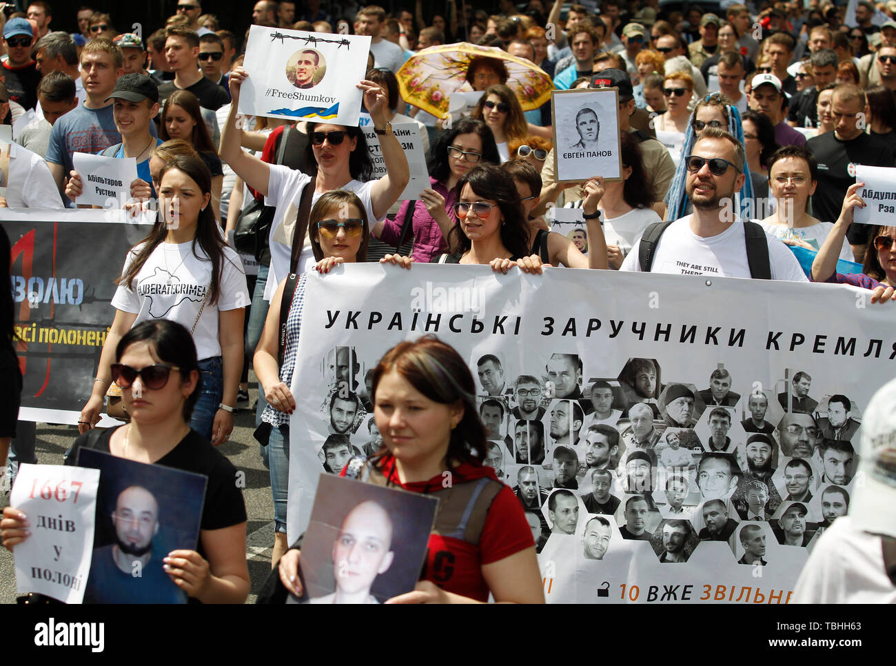 Des parents et des militants tiennent une banderole et des pancartes avec des portraits des Ukrainiens qui ont été capturés et emprisonnés par la Russie au cours de la Liberté au Kremlin mars prisonniers à Kiev. Des militants et des proches des Ukrainiens, qui ont été capturés et condamnés par la Russie l'Ukraine demande puissance et le Président ukrainien Volodymyr Zelensky à accroître leurs efforts de libération de prisonniers ukrainiens emprisonnés en Russie, en Crimée et dans la commande par le séparatistes pro-Russes en Ukraine orientale. Selon des militants, 250 prisonniers ukrainiens emprisonnés en tout : 98 prisonniers politiques ukrainiens de th Banque D'Images