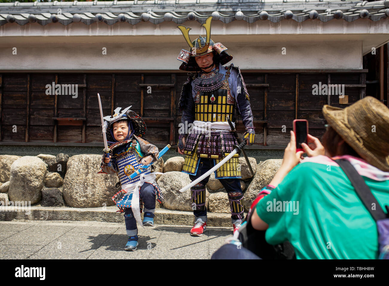 Un homme et un enfant habillé en costumes traditionnels Yukata lors d'un festival centré autour de Arimatsu à Nagoya. Trente jeunes successeurs ont montré les 400 ans a hérité de techniques "technique" Tie-Dyeing dont plus de 100 procédures différentes, le long de la section de l'ancienne Route Tokaido qui s'exécute dans le district. Banque D'Images