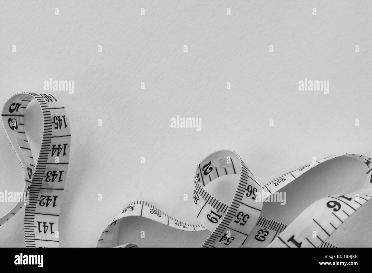 Ancien ruban de mesure sur un fond blanc avec de l'espace pour le texte. Concept de Wight, les régimes et la perte de suivre un régime Banque D'Images