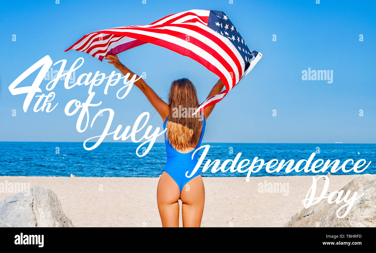 USA Date de l'indépendance, heureux 4e juillet. United States célébrer maison de 4e de juillet. Young happy woman holding drapeau américain sur la plage. Banque D'Images