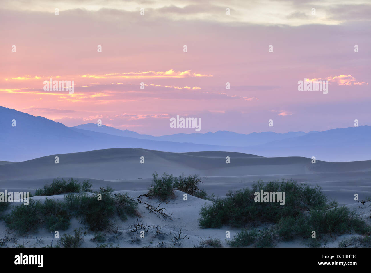 Coucher de soleil coloré dans la vallée de la mort paisible près de la télévision Mesquite Sand Dunes in California, USA Banque D'Images