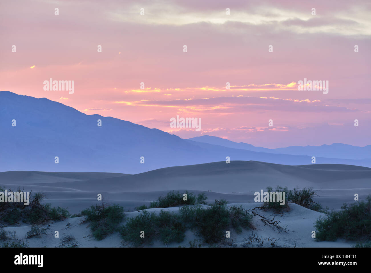 Coucher de soleil coloré dans la vallée de la mort paisible près de la télévision Mesquite Sand Dunes in California, USA Banque D'Images