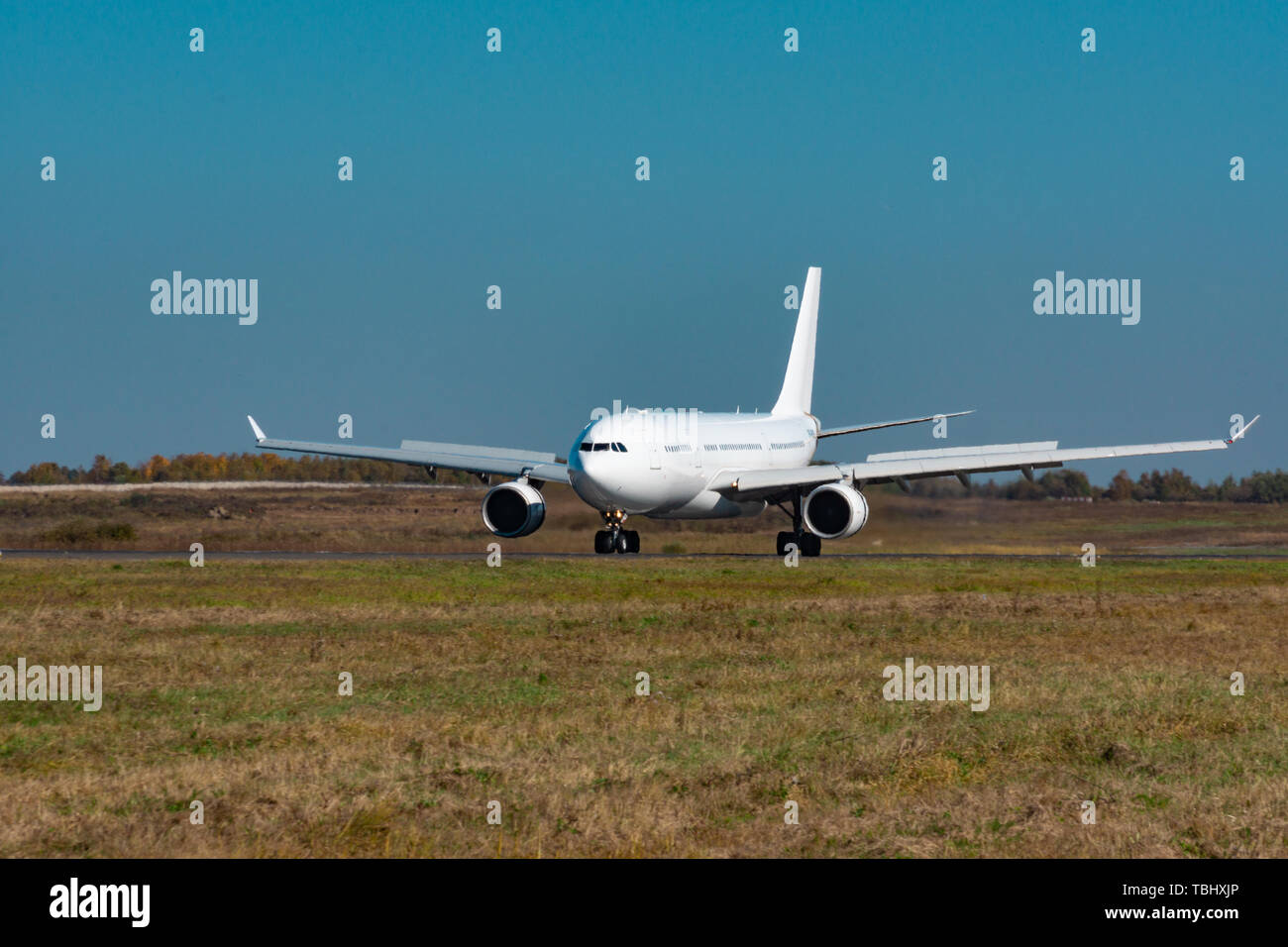 L'avion atterrit sur la piste au lever du soleil à grande vitesse. Aéroport le plus Khabarovsk-Novy euhhh , la Russie. Airbus A330-200. Banque D'Images