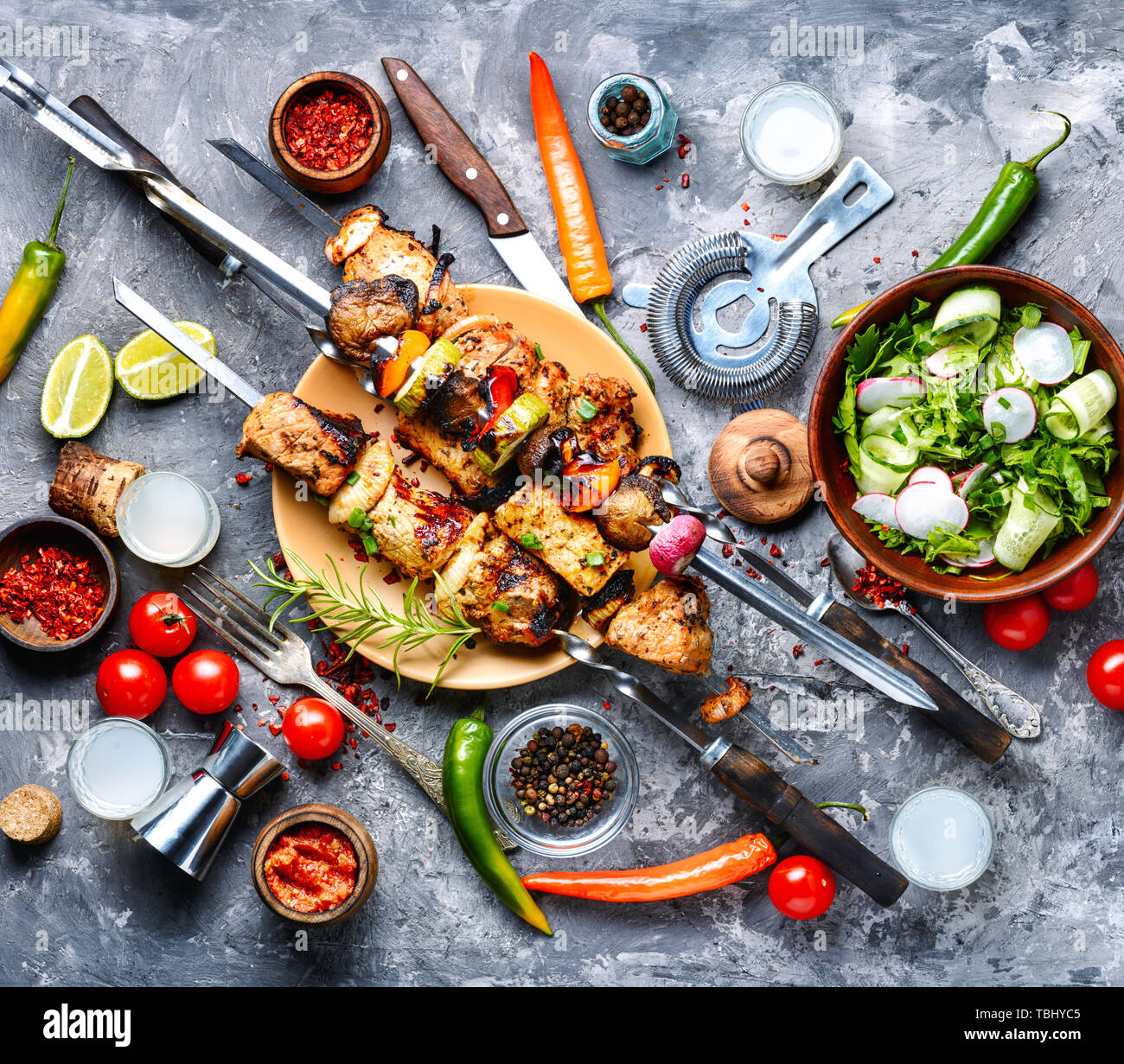 Brochettes barbecue.shish kebab salade de légumes sains et des aliments en été. Banque D'Images