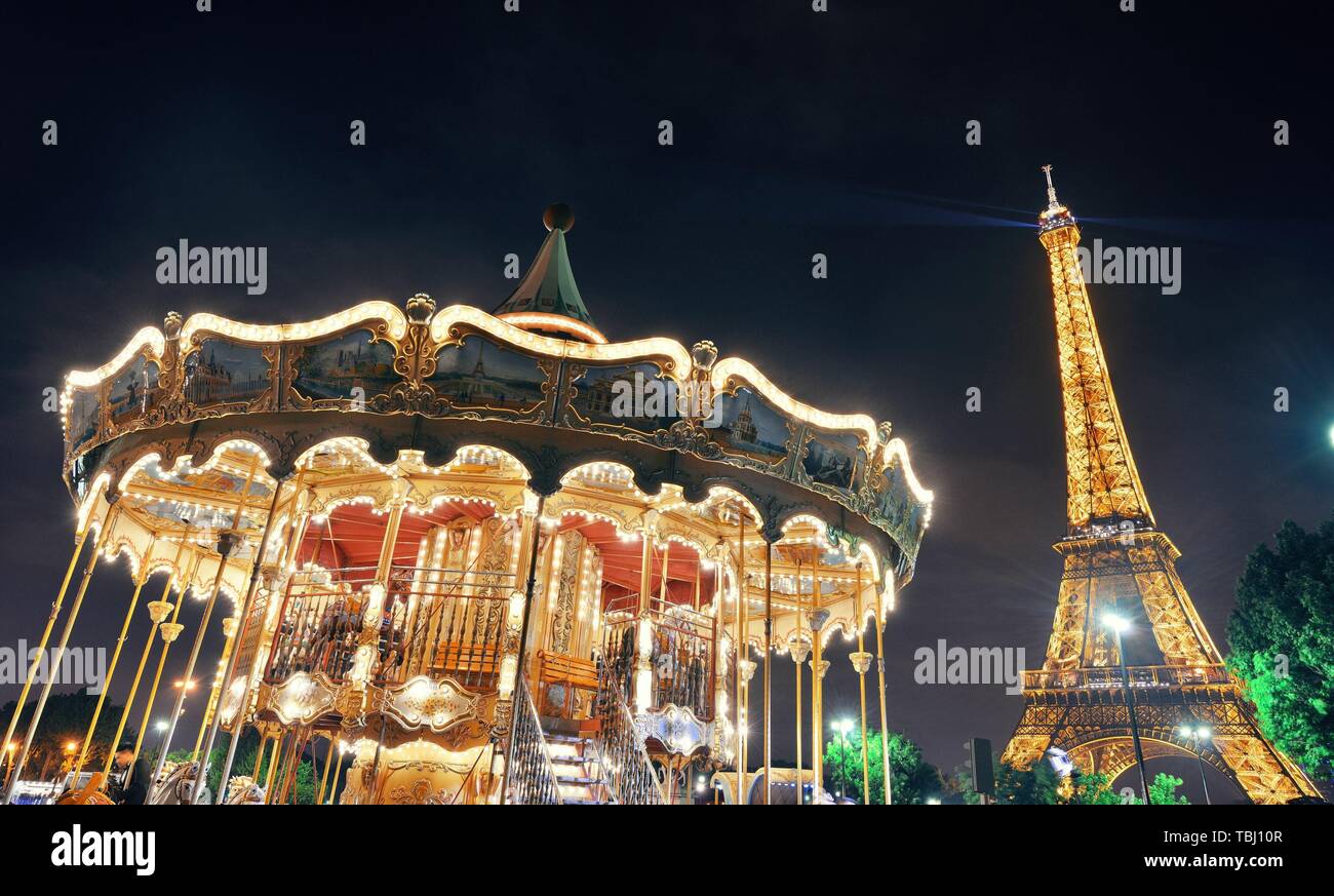 PARIS, FRANCE - Le 13 mai : Eiffel Tower at night le 13 mai 2015 à Paris. C'est le plus visité payé au monde avec 250 millions de visiteurs annuels. Banque D'Images