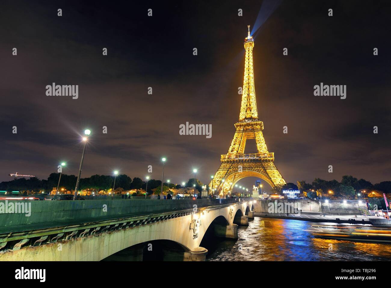 PARIS, FRANCE - Le 13 mai : Eiffel Tower at night le 13 mai 2015 à Paris. C'est le plus visité payé au monde avec 250 millions de visiteurs annuels. Banque D'Images