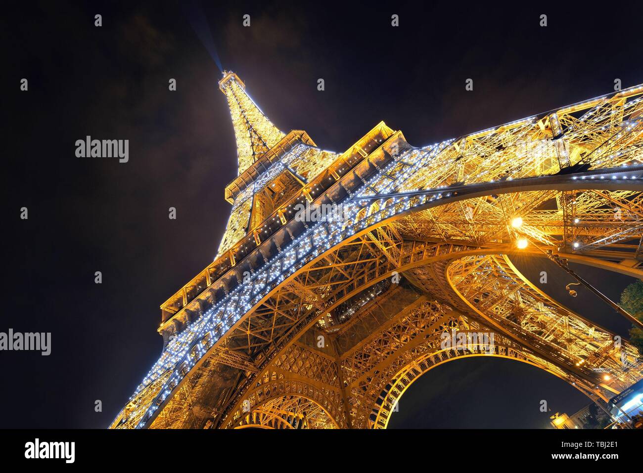 PARIS, FRANCE - Le 13 mai : Eiffel Tower at night le 13 mai 2015 à Paris. C'est le plus visité payé au monde avec 250 millions de visiteurs annuels. Banque D'Images