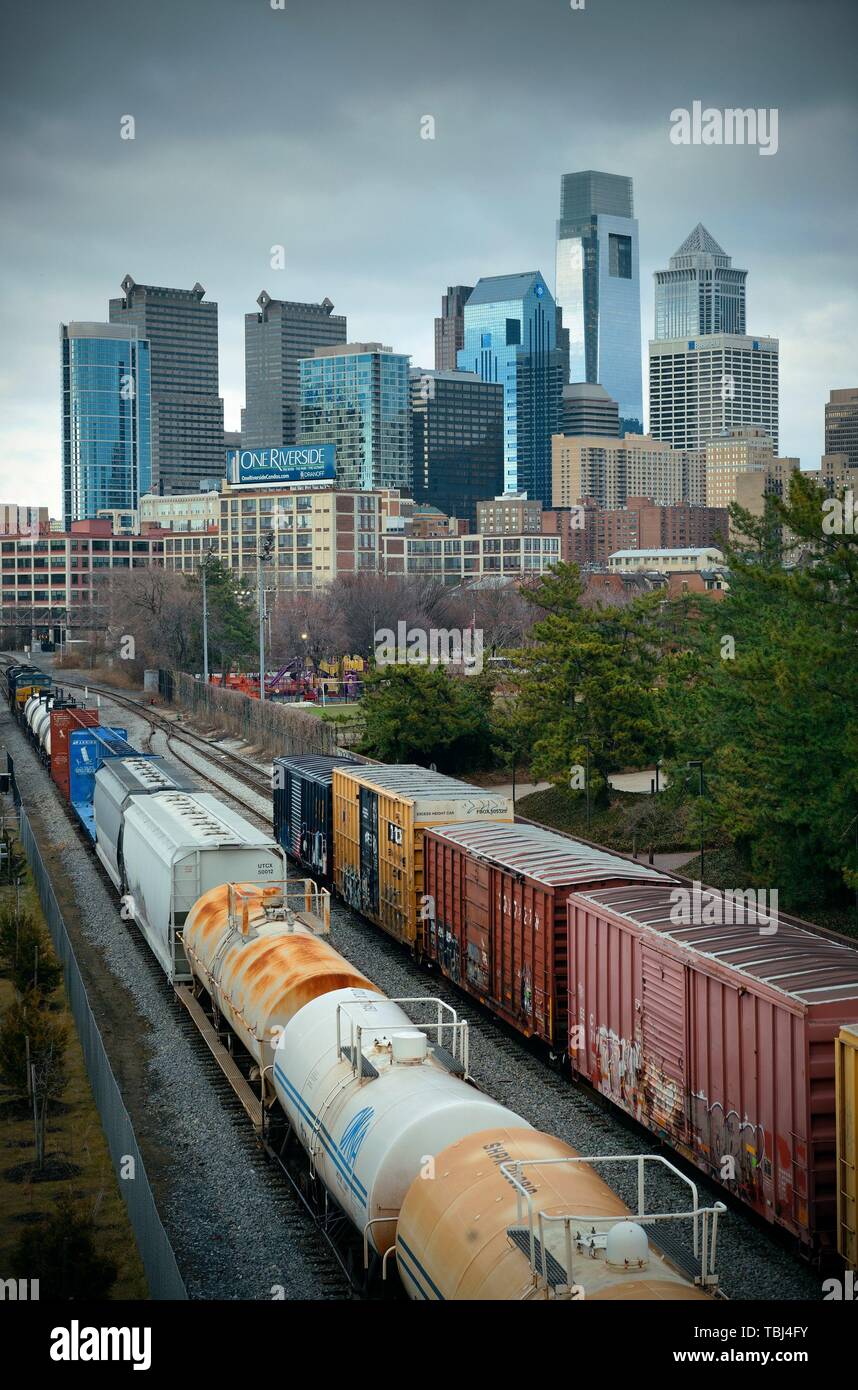 Philadelphie, Pennsylvanie - MAR 26 : city skyline avec train de fret Le 26 mars 2015 à Philadelphie. C'est la plus grande ville de Pennsylvanie et le cinquième des États-Unis. Banque D'Images