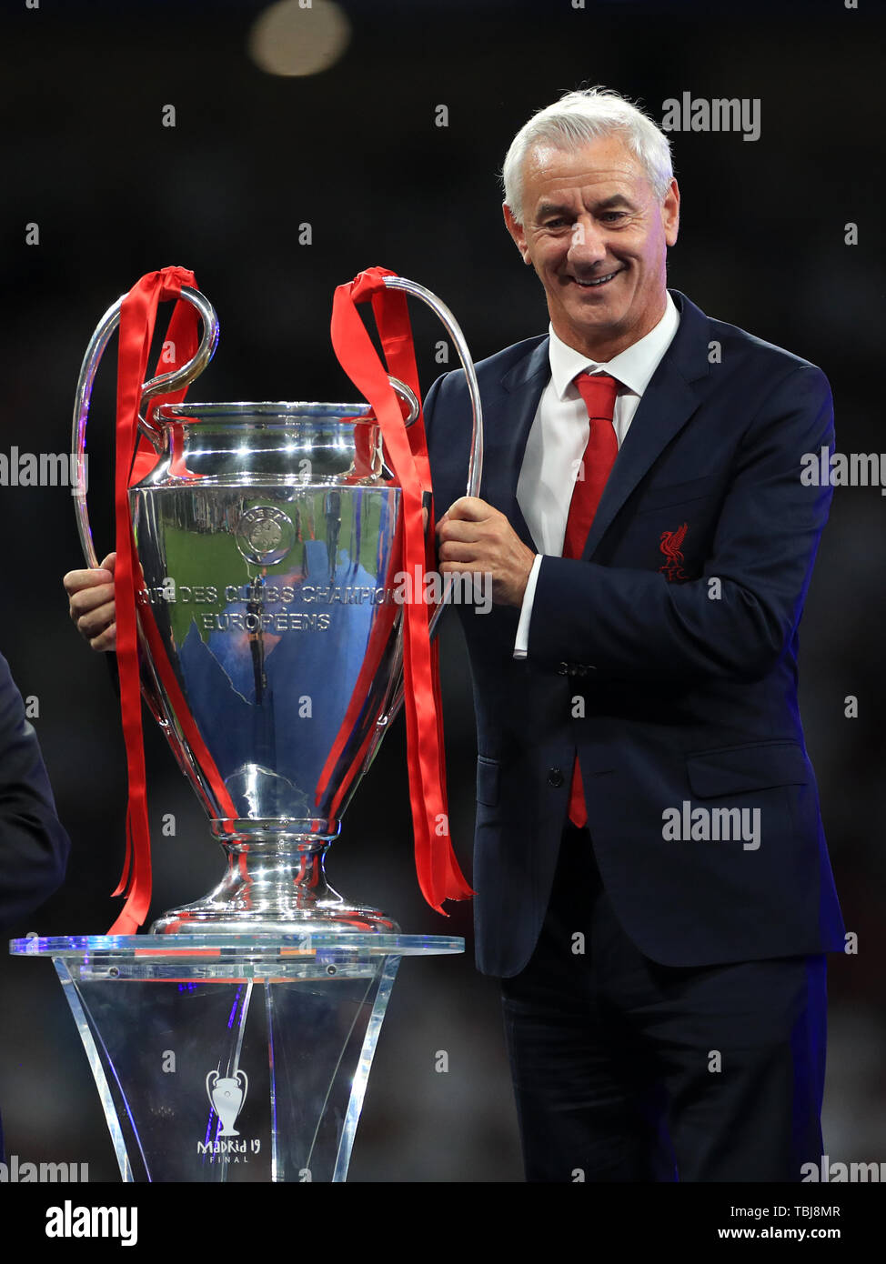 Ian Rush met le trophée sur le podium lors de la finale de la Ligue des champions au Wanda Metropolitano, Madrid. Banque D'Images