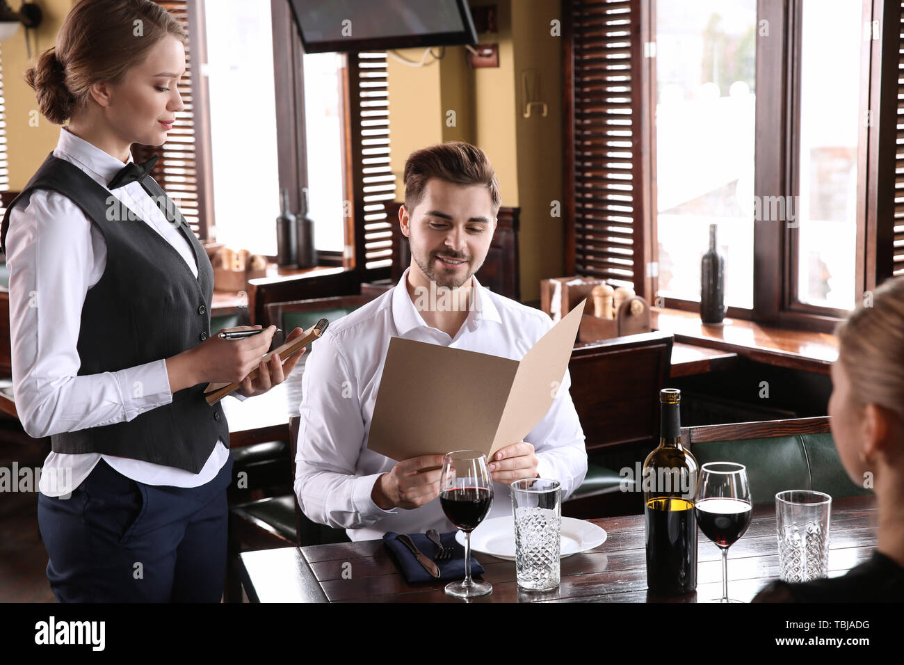 Waiter taking order in restaurant Banque D'Images