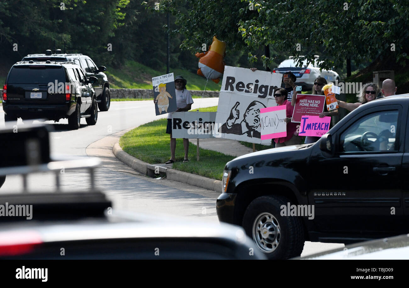 Sterling, Virginia, USA. 1er juin 2019. Les manifestants tiennent des pancartes comme Président des Etats-Unis, Donald J. Trump quitte le cortège du Trump National Golf Club, 1 juin 2019 de Sterling, Virginia Credit : Olivier Douliery/CNP/ZUMA/Alamy Fil Live News Banque D'Images