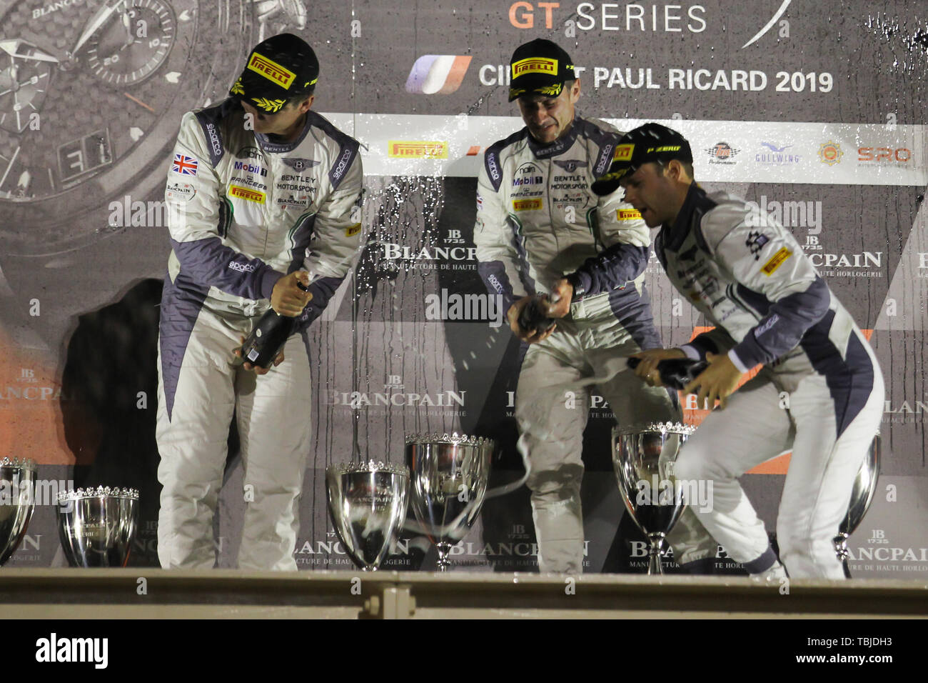 Le Castellet, France. 01 Juin, 2019. L'équipe de Bentley pilotes M-Sport, Poivre Jordan Steven Kane & Jules Gounon célèbrent la victoire sur le podium au cours de la Blancpain Endurance Series GT Cup sur le Circuit Paul Ricard, Le Castellet, France le 1er juin 2019. Photo par Jurek Biegus. Credit : UK Sports Photos Ltd/Alamy Live News Banque D'Images