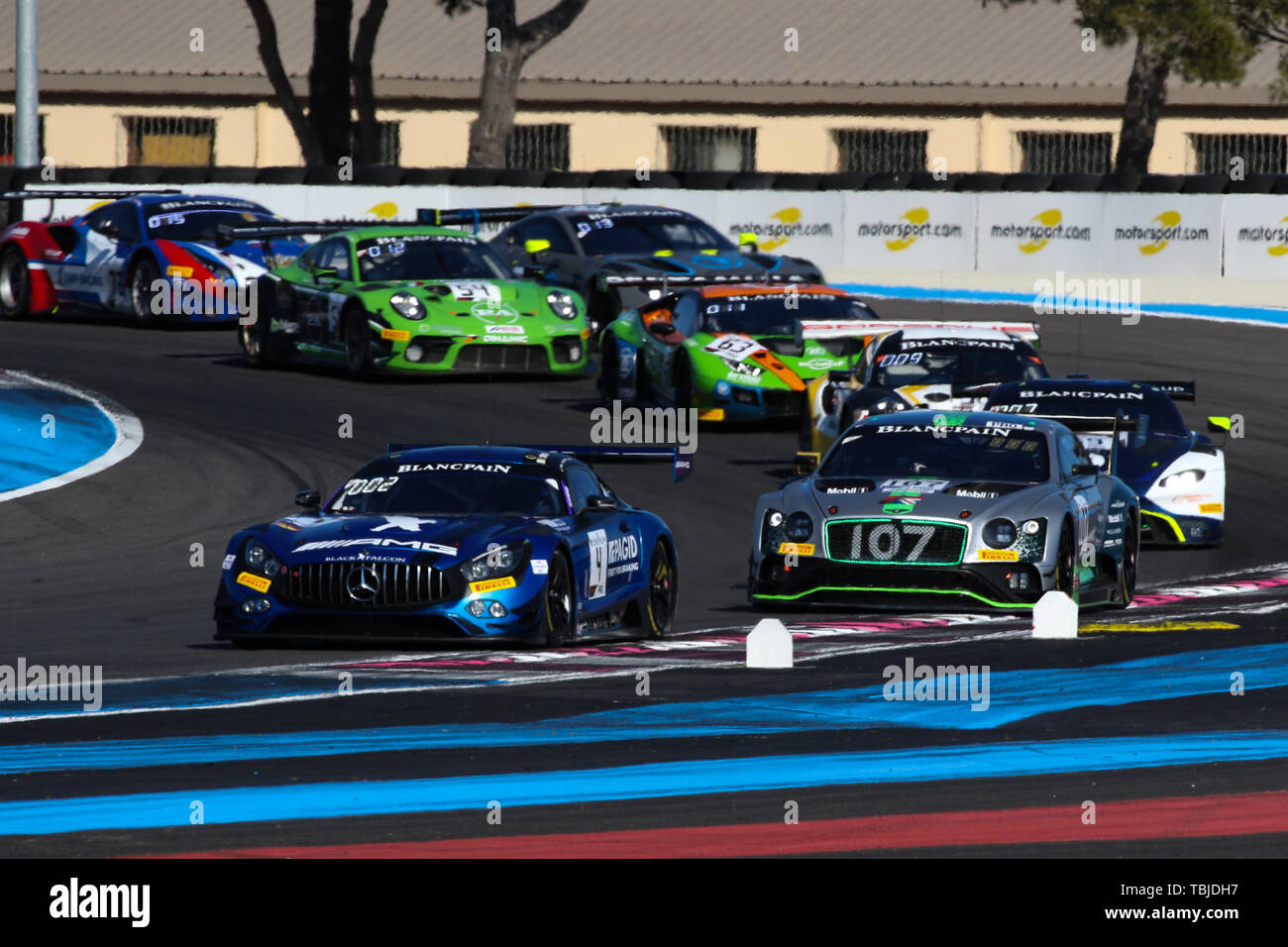 Le Castellet, France. 01 Juin, 2019. FALCON NOIR Mercedes-AMG GT3 avec les pilotes Maro Engel, Luca Stolz & Yelmer Buurman mène l'équipe M-Sport Bentley Bentley Continental GT3 avec les pilotes Jordan Poivre, Steven Kane & Jules Gounon sur le tour d'ouverture au cours de la Blancpain Endurance Series GT Cup sur le Circuit Paul Ricard, Le Castellet, France le 1er juin 2019. Photo par Jurek Biegus. Credit : UK Sports Photos Ltd/Alamy Live News Banque D'Images