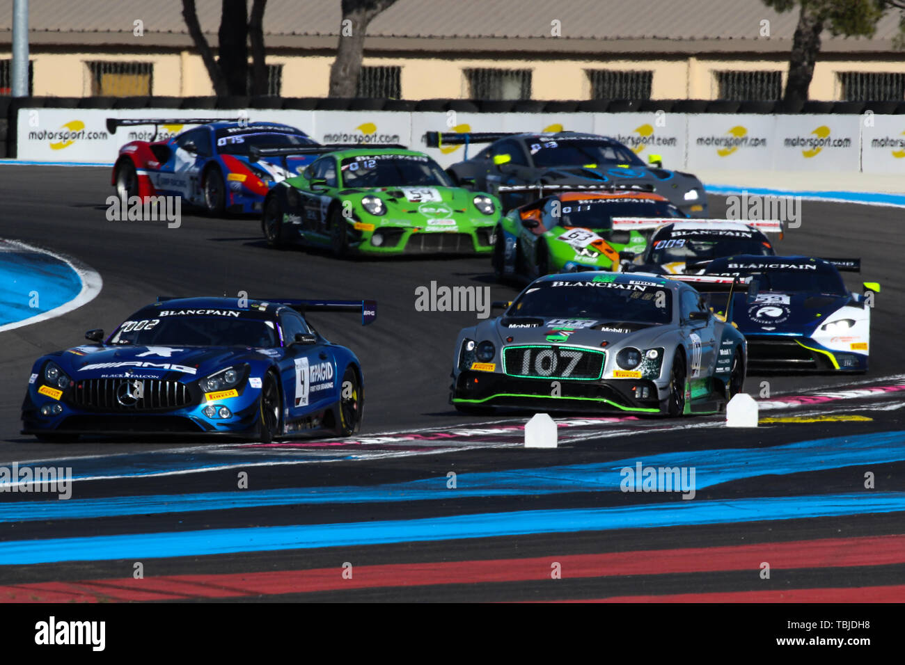 Le Castellet, France. 01 Juin, 2019. FALCON NOIR Mercedes-AMG GT3 avec les pilotes Maro Engel, Luca Stolz & Yelmer Buurman mène l'équipe M-Sport Bentley Bentley Continental GT3 avec les pilotes Jordan Poivre, Steven Kane & Jules Gounon sur le tour d'ouverture au cours de la Blancpain Endurance Series GT Cup sur le Circuit Paul Ricard, Le Castellet, France le 1er juin 2019. Photo par Jurek Biegus. Credit : UK Sports Photos Ltd/Alamy Live News Banque D'Images