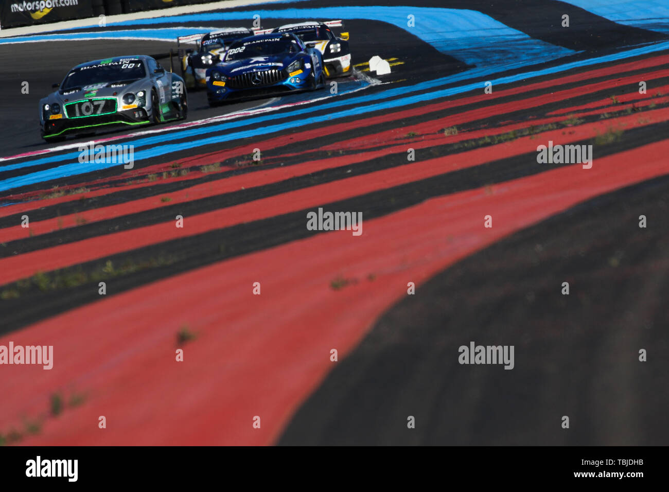 Le Castellet, France. 01 Juin, 2019. L'équipe M-Sport Bentley Bentley Continental GT3 avec les pilotes Jordan Poivre, Steven Kane & Jules Gounon mène FALCON NOIR Mercedes-AMG GT3 avec les pilotes Maro Engel, Luca Stolz & Yelmer Buurman lors de la Blancpain Endurance Series GT Cup sur le Circuit Paul Ricard, Le Castellet, France le 1er juin 2019. Photo par Jurek Biegus. Credit : UK Sports Photos Ltd/Alamy Live News Banque D'Images