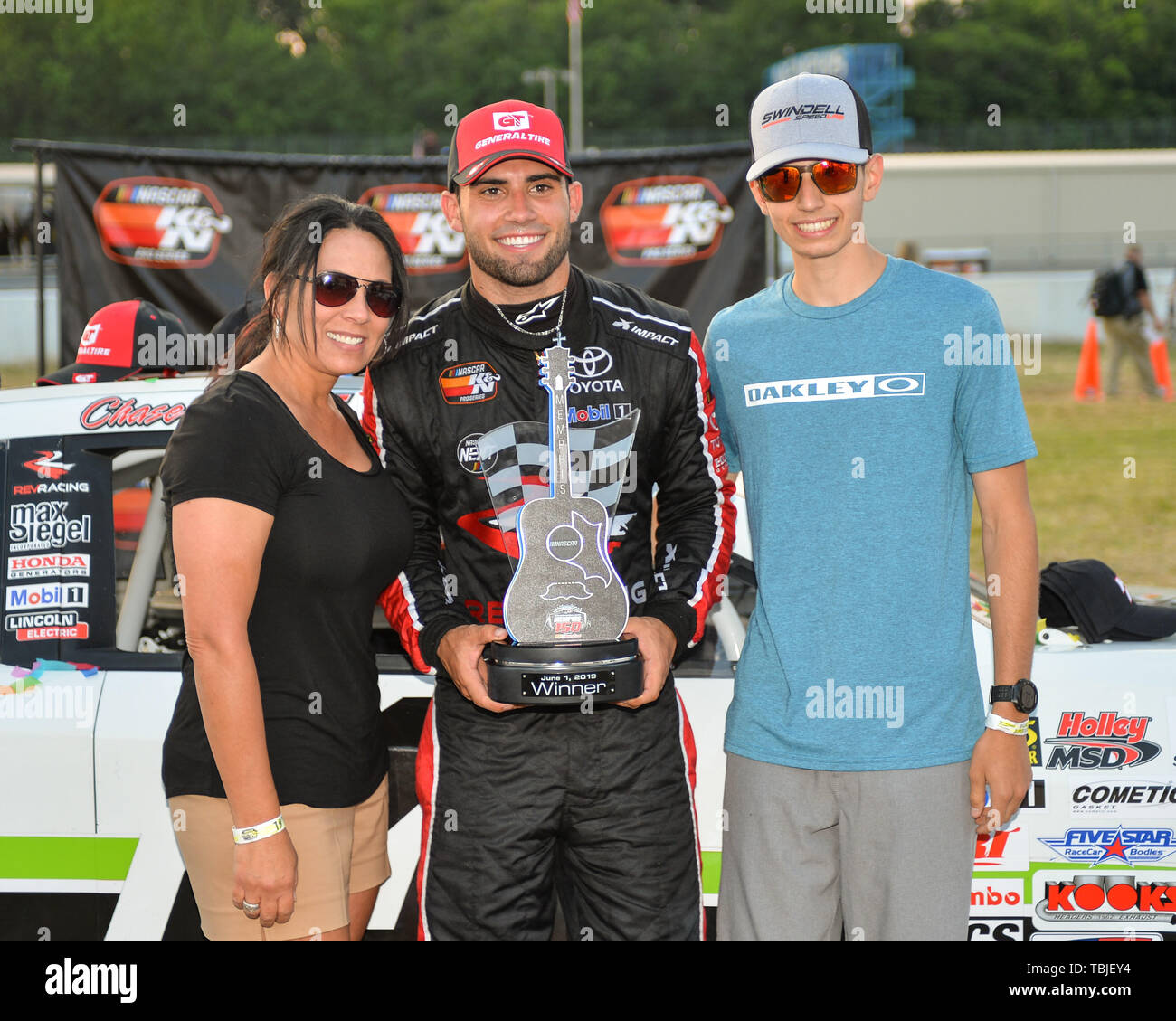 Memphis, TN, USA. 01 Juin, 2019. Chase Cabre, conducteur de l'Génératrices Honda/E3 Bougies Toyota (4), pose avec sa mère et son frère, après avoir remporté la NASCAR K&N Pro Series 150 à Memphis International Raceway à Memphis, TN. Kevin Langley/CSM/Alamy Live News Banque D'Images