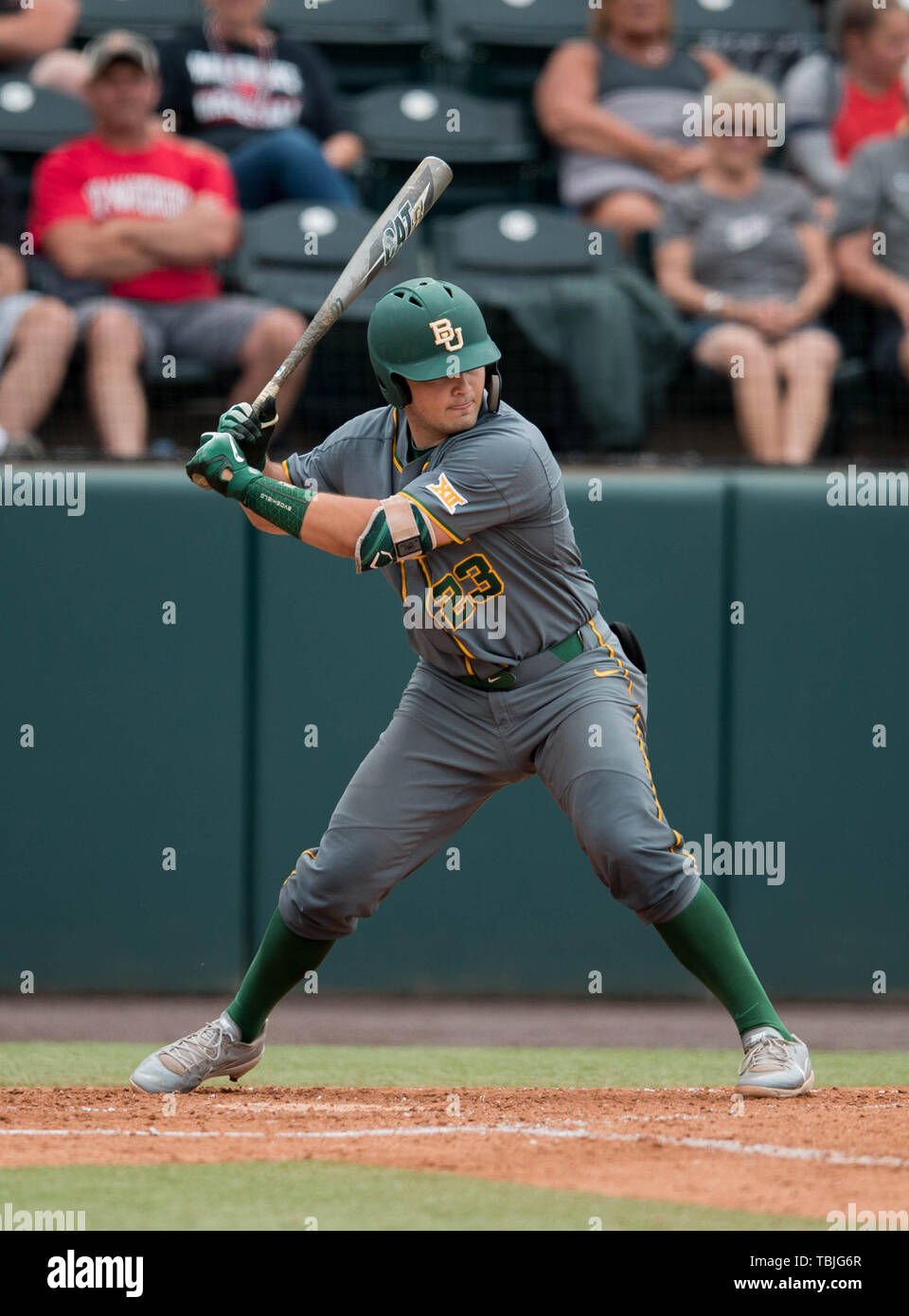 Los Angeles, CA, USA. 01 Juin, 2019. Baylor Bears catcher (23) Shea Langeliers s'apprête à frapper pendant un match entre les régionaux NCAA Baylor Bears et le Omaha Mavericks à Jackie Robinson Stadium à Los Angeles, Californie. Langeliers a frappé trois coups et fini avec un record NCAA 11 dans Baylors RBI's victoire sur Omaha 24-6. (Crédit obligatoire : Juan Lainez/MarinMedia.org/Cal Sport Media) Credit : csm/Alamy Live News Banque D'Images