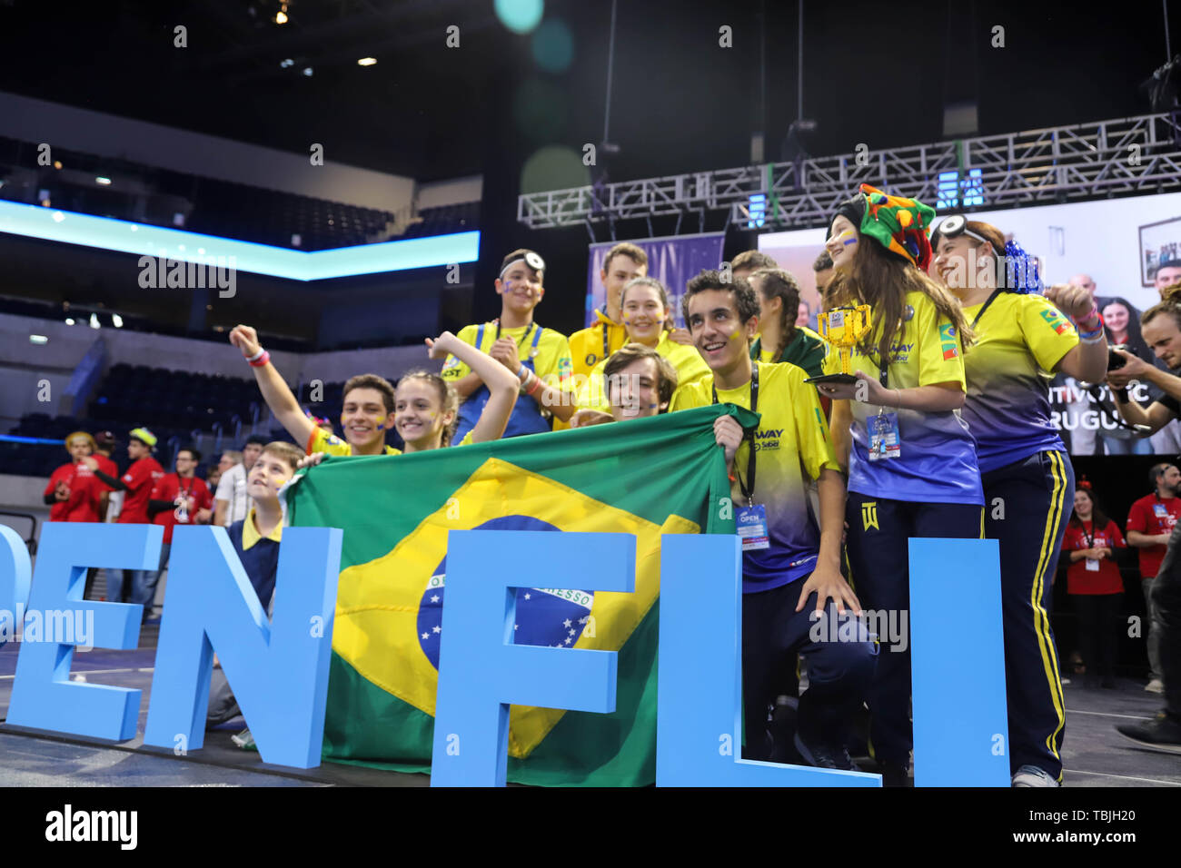 Montevideo, Uruguay. 01 Juin, 2019. FIRST LEGO League des champions de l'OPEN du Brésil vu célébrer leur victoire de l'équipe de l'ANTEL Arena stade. Pour la première fois, l'Uruguay a accueilli la FIRST LEGO League 2019 ouvert à l'ANTEL Arena Stadium à Montevideo. Dans ce concours de robotique, 700 étudiants de 25 pays ont participé : Allemagne, Argentine, Australie, Bolivie, Brésil, Chili, Colombie, Corée, Costa Rica, Espagne, États-Unis, Espagne, Estonie, France, Grèce, Guatemala, Honduras, Israël, Italie, Mexique, Nigéria, Paraguay, Pérou, Roumanie, Russie, Afrique du Sud, la Turquie et l'Uruguay ont participé à l'événement Banque D'Images