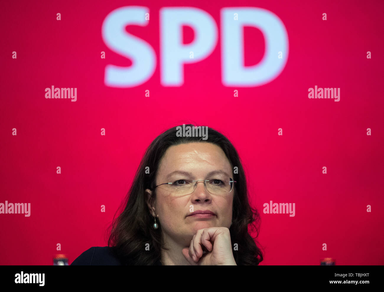 3608, l'Allemagne. Apr 29, 2017. Le ministre fédéral du Travail, puis Andrea Nahles (SPD) se trouve sur scène à la réunion des représentants de l'État en vertu de la SPD logo. Parti SPD et chef de faction Nahles démissionne. Crédit : Andreas Arnold/dpa/Alamy Live News Banque D'Images