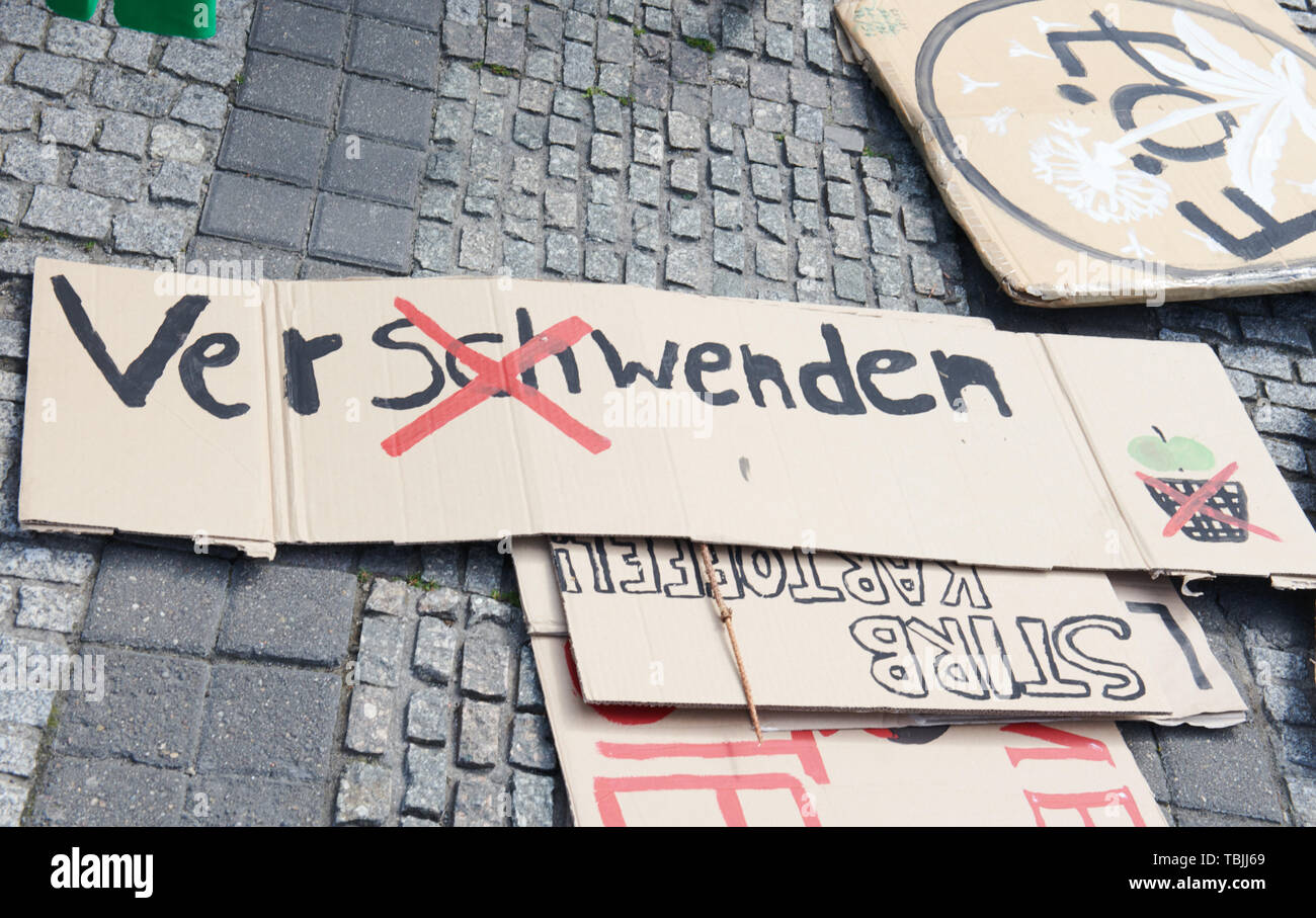Berlin, Allemagne. 09Th Juin, 2019. Un carton, une affiche avec l'inscription 'Ver(sch)wenden' est allongé sur le sol à la place Gendarmenmarkt, lors d'une manifestation de militants de l'année écologique volontaire (FÖJ) contre le gaspillage des ressources et de l'alimentation. Avec leur devise '# StopTheWaste' ils exigent un droit d'élimination. Credit : Annette Riedl/dpa/Alamy Live News Banque D'Images