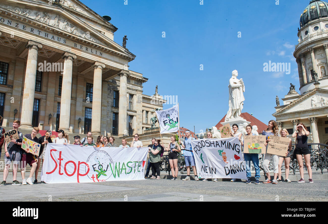 Berlin, Allemagne. 09Th Juin, 2019. Membres actifs de l'année écologique volontaire (FÖJ) démontrer au Gendarmenmarkt contre le gaspillage des ressources et de l'alimentation et maintenez une bannière avec l'inscription "STOP Déchets". Avec leur devise '# StopTheWaste' ils exigent un droit d'élimination. Credit : Annette Riedl/dpa/Alamy Live News Banque D'Images