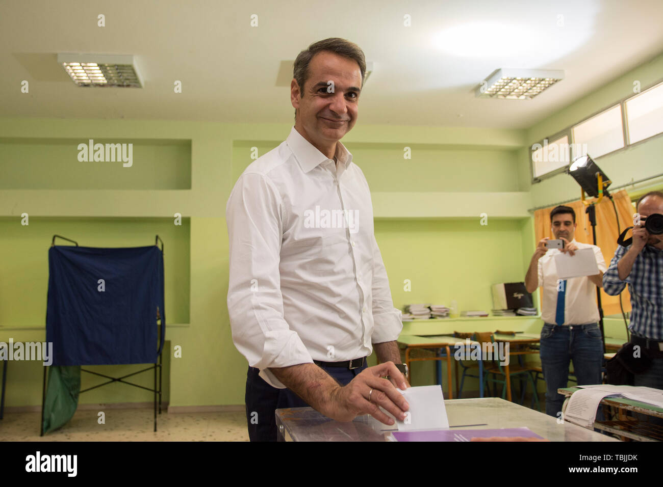 Athènes, Grèce. 2 juin 2019. KYRIAKOS MITSOTAKIS, leader du parti conservateur Nouvelle démocratie jette son vote sur le deuxième tour des élections municipales. Les grecs ont voté pour les maires et gouverneurs régionaux tandis que les élections parlementaires, le parti au pouvoir après la défaite de SYRIZA dans les récentes élections parlementaires européennes, sont prévues le 7 juillet 2019.© Nikolas Georgiou / Alamy Live News Banque D'Images