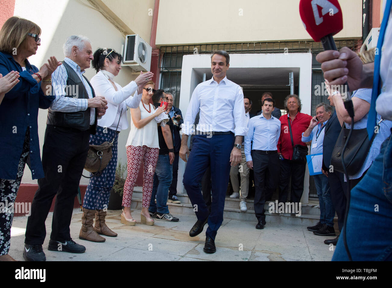 Athènes, Grèce. 2 juin 2019. KYRIAKOS MITSOTAKIS, leader du parti conservateur Nouvelle démocratie jette son vote sur le deuxième tour des élections municipales. Les grecs ont voté pour les maires et gouverneurs régionaux tandis que les élections parlementaires, le parti au pouvoir après la défaite de SYRIZA dans les récentes élections parlementaires européennes, sont prévues le 7 juillet 2019.© Nikolas Georgiou / Alamy Live News Banque D'Images