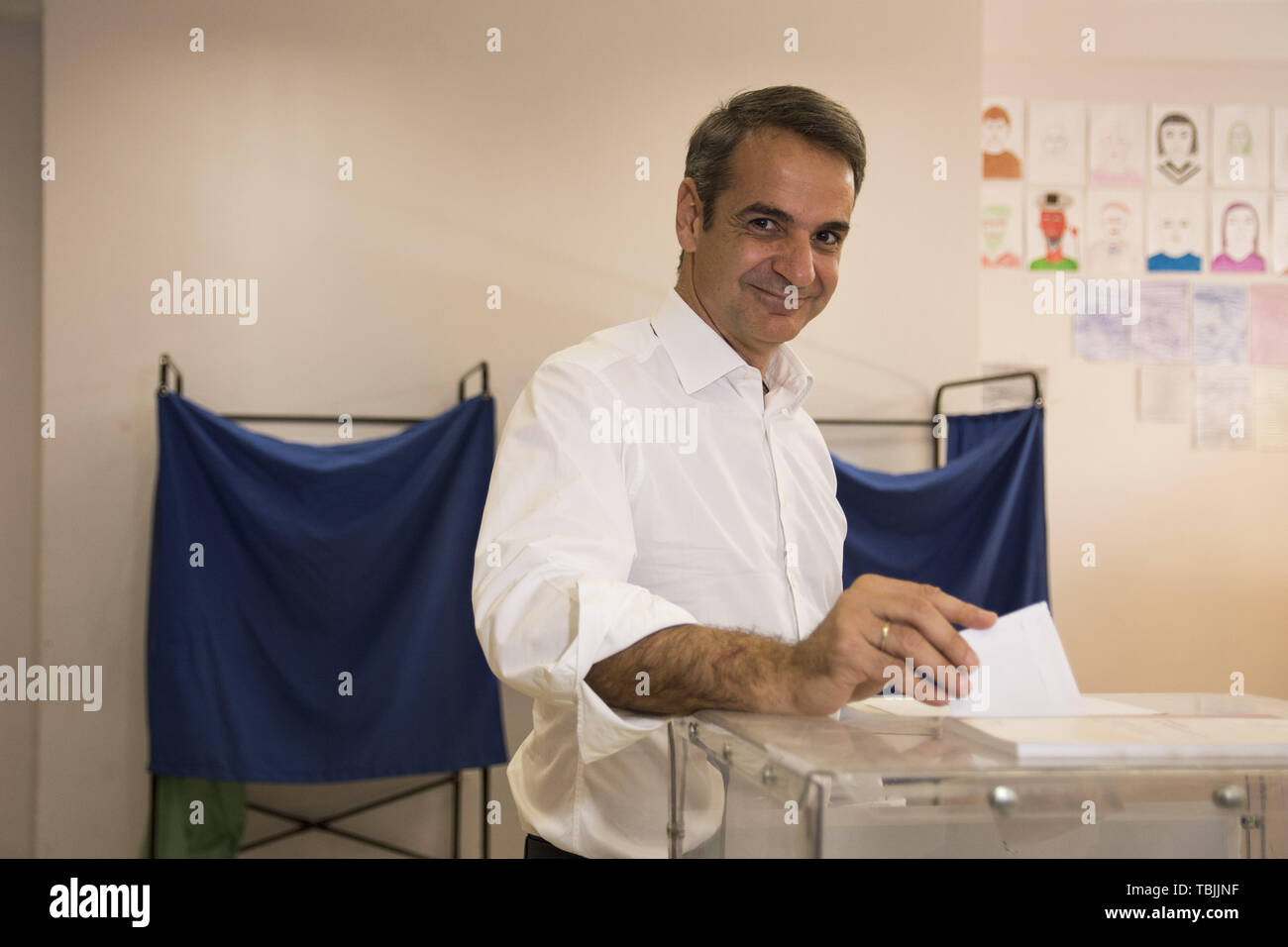 KYRIAKOS MITSOTAKIS, leader du parti conservateur Nouvelle démocratie jette son vote sur le deuxième tour des élections municipales. 2 juin, 2019. Les grecs ont voté pour les maires et gouverneurs régionaux tandis que les élections parlementaires, le parti au pouvoir après la défaite de SYRIZA dans les récentes élections parlementaires européennes, sont prévues le 7 juillet 2019. Credit : Nikolas Georgiou/ZUMA/Alamy Fil Live News Banque D'Images