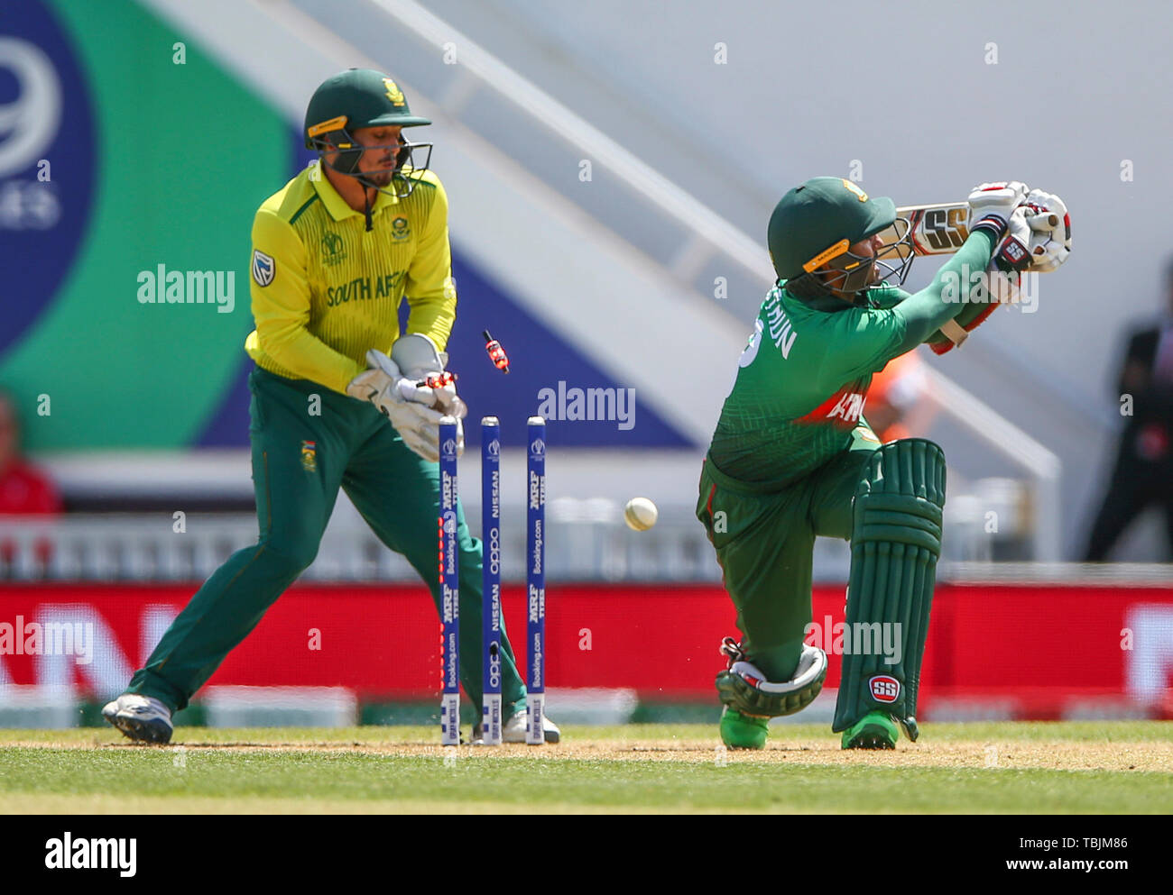 Kia Oval, Londres, Royaume-Uni. 2 juin, 2019. Coupe du Monde de Cricket ICC, Afrique du Sud et le Bangladesh ; Mohammad Mithun du Bangladesh est joué par Imran Tahir de l'Afrique du Sud de 21 fonctionne pour établir le pointage 42-4 dans le 39e avec plus de Kock Quinton de l'Afrique du Sud, derrière le guichet Credit : Action Plus Sport/Alamy Live News Crédit : Action Plus de Sports/Alamy Live News Banque D'Images