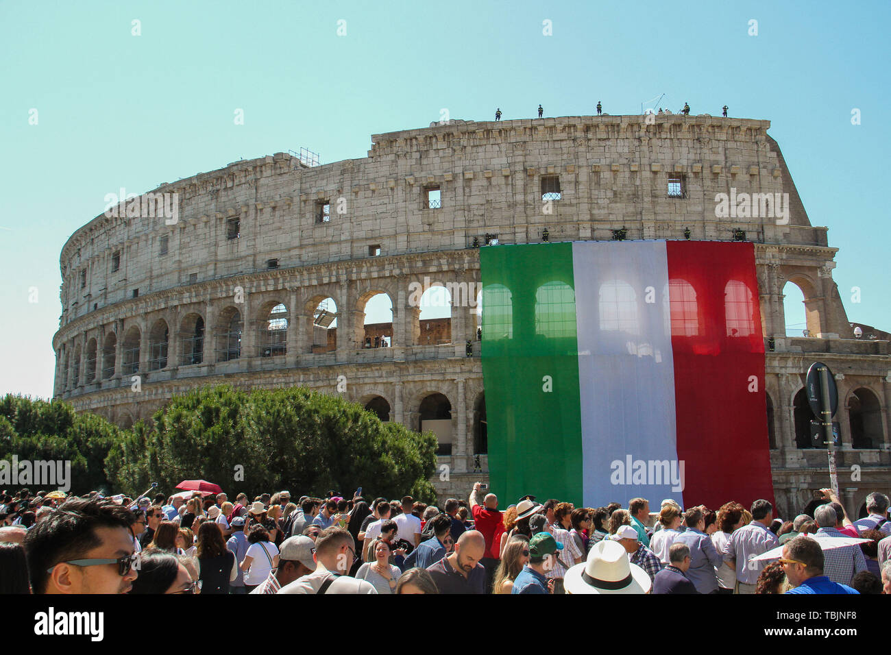ROMA, RO - 02.06.2019 : Festa da República Italiana - Colisée de Rome (Flavian Amphitheater) avec grand pavillon de l'Italie le jour de la fête de la République italienne, fête nationale de l'Italie qui est célébrée chaque année le 2 juin. (Photo : Eldio Suzano/Fotoarena) Crédit : Foto Arena LTDA/Alamy Live News Banque D'Images