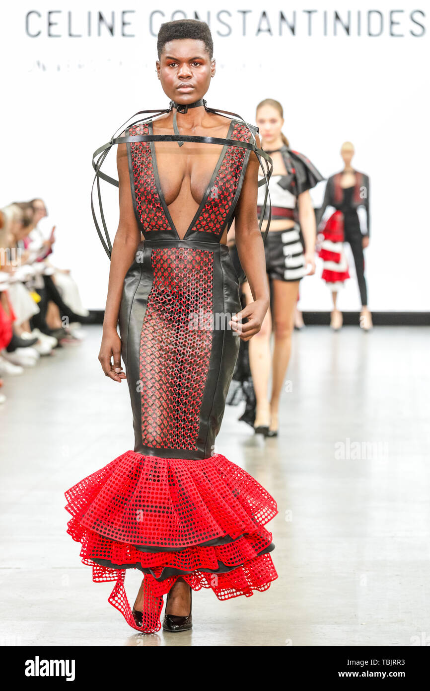 Londres, Royaume-Uni, 02 juin 2019. Un model dans un design par Céline Constantinides, Université de Huddersfield. Graduate Fashion week a lieu à l'Old Truman Brewery, et une vitrine et de tremplin pour les nouveaux talents d'écoles de mode britannique à l'industrie de la mode internationale. Banque D'Images