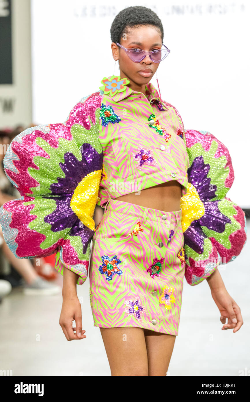 Londres, Royaume-Uni, 02 juin 2019. Un model dans un design by Laura Shannon Smith, Université d'Arts de Leeds. Graduate Fashion week a lieu à l'Old Truman Brewery, et une vitrine et de tremplin pour les nouveaux talents d'écoles de mode britannique à l'industrie de la mode internationale. Banque D'Images