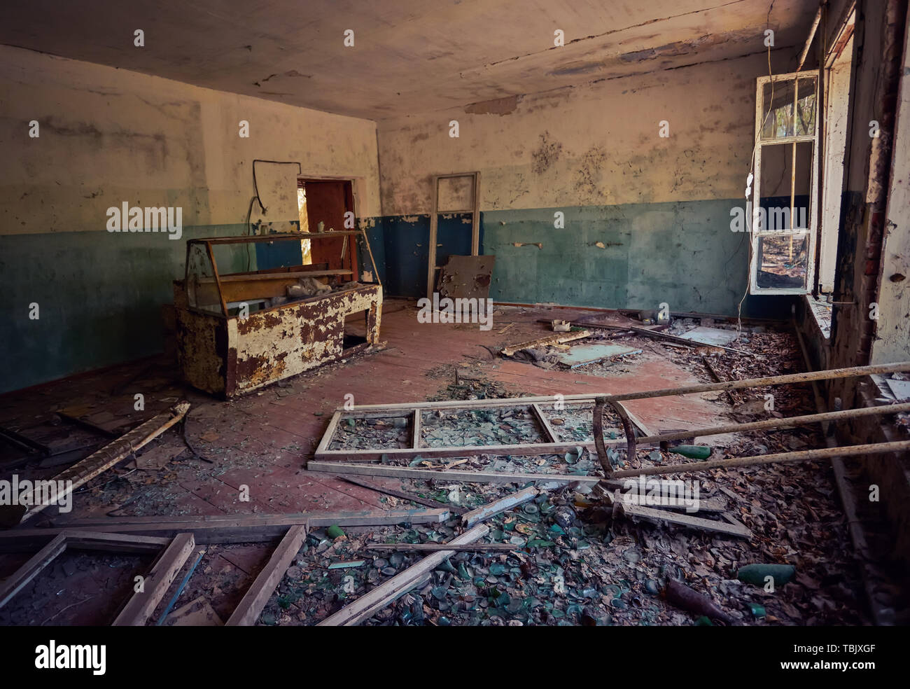 Vieilles maisons en ruine dans Zalyssia village situé dans la zone d'exclusion de Tchernobyl, tourisme situation sombre populaires, l'Ukraine, l'Europe de l'Est Banque D'Images